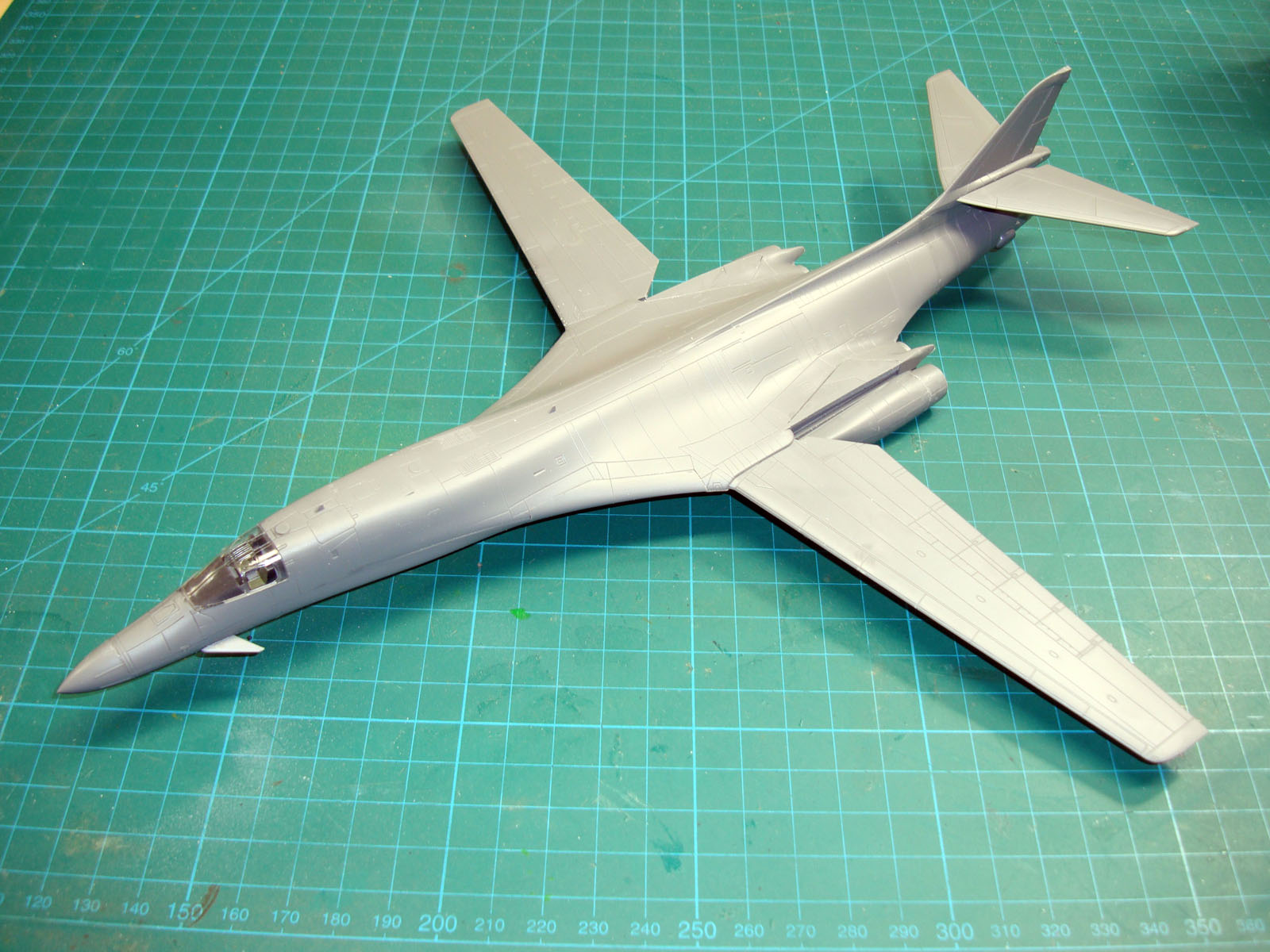 Academy 12620 1/144 B-1B Lancer Build Image 04