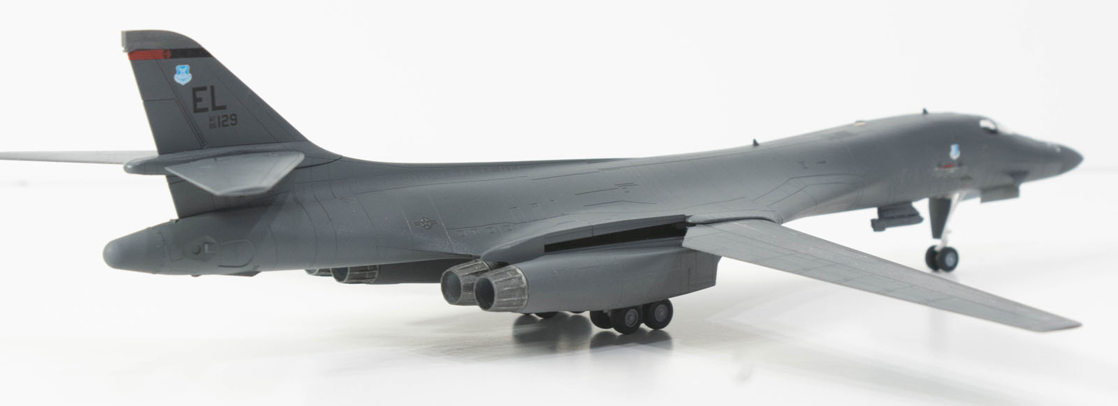 Academy 12620 1/144 B-1B Lancer Build Image 09