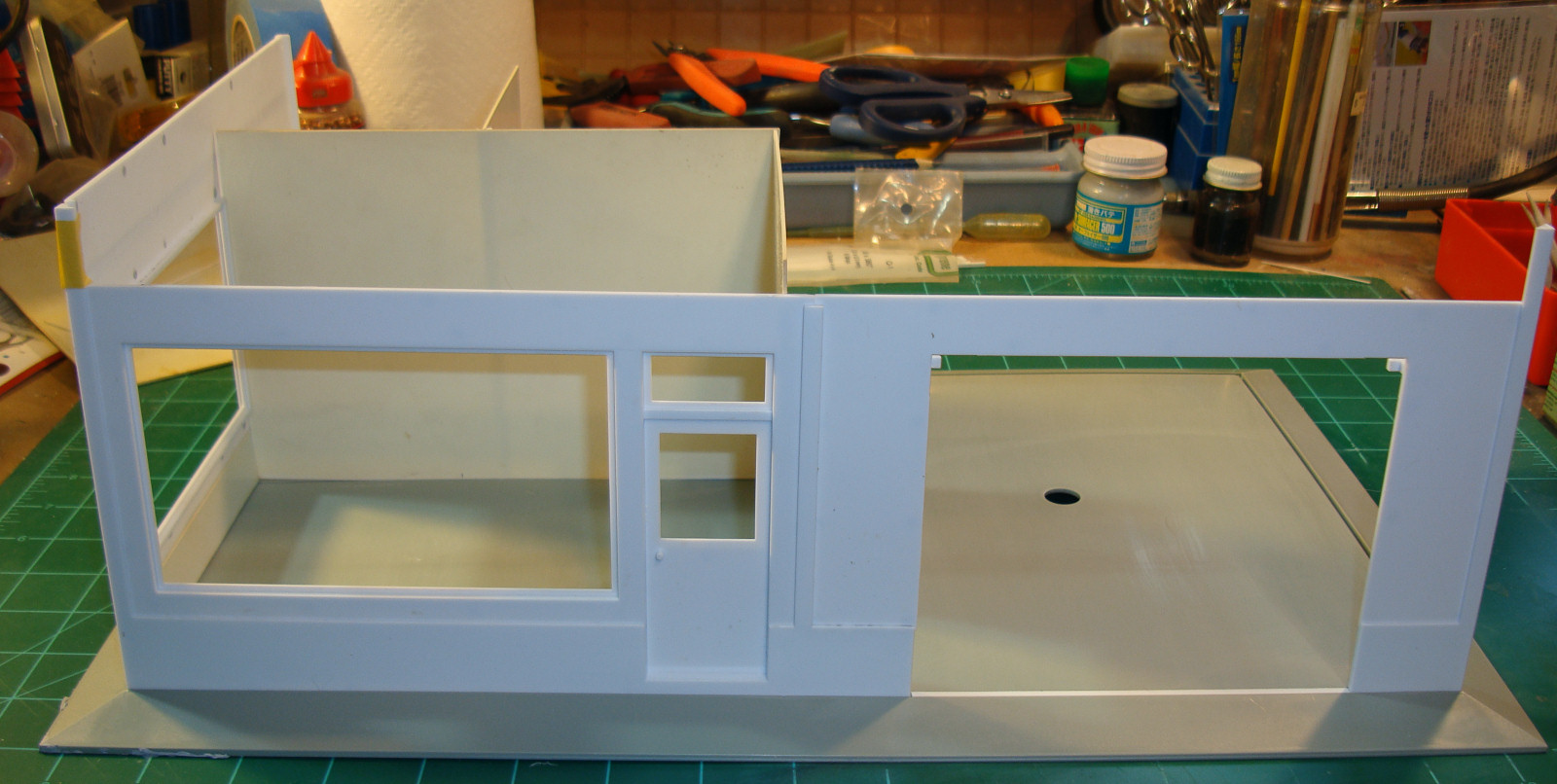Academy 15122 1/24 Joe's Power Plus Service Station Build Image 10