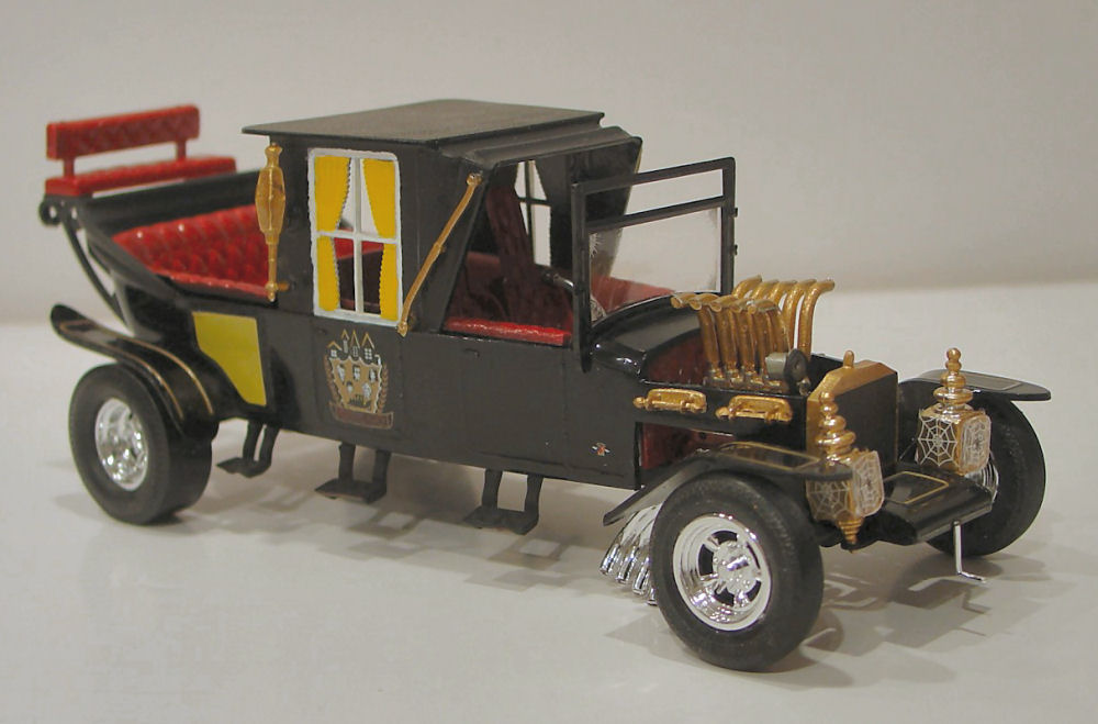 AMT 0647 1/25 Munster Koach Build Image 01