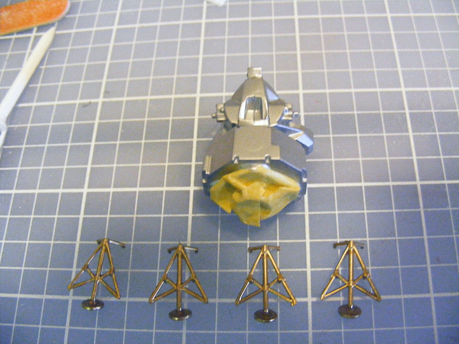 AMT 0700 1/200 Man in Space Build Image 04