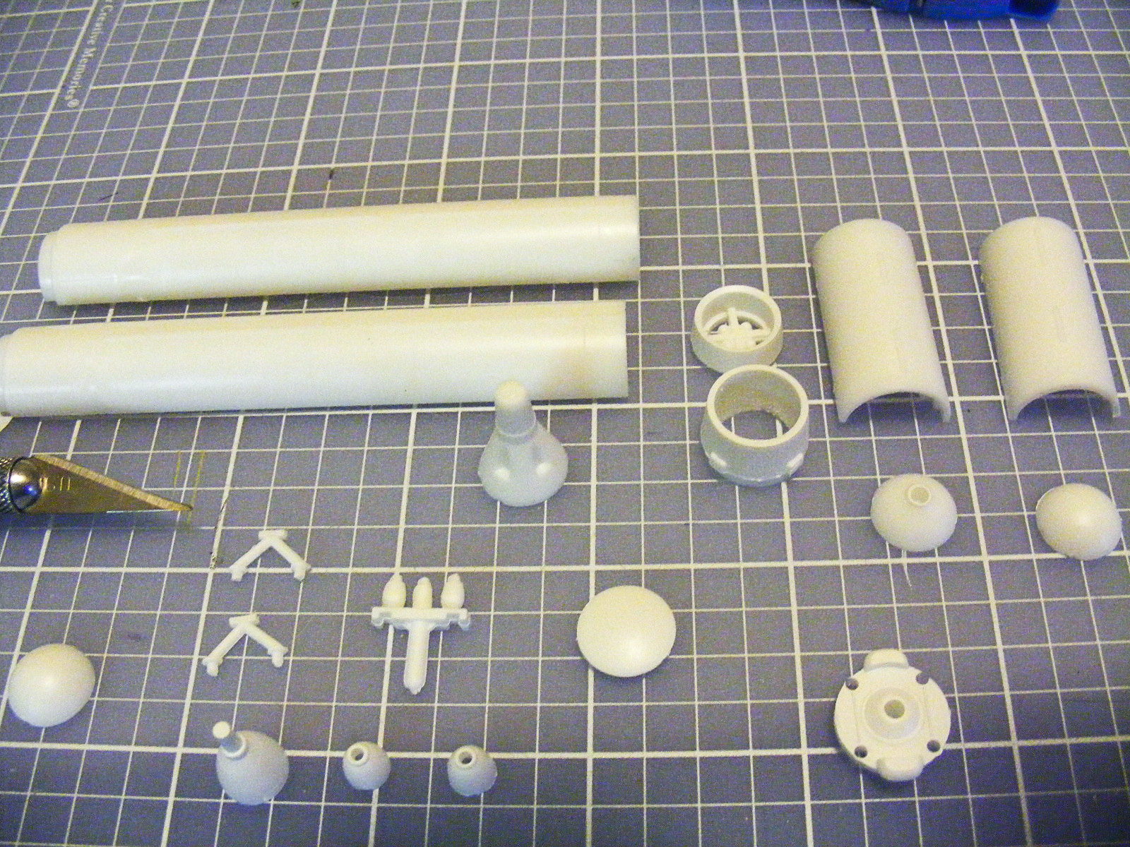 AMT 0700 1/200 Man in Space Build Image 12