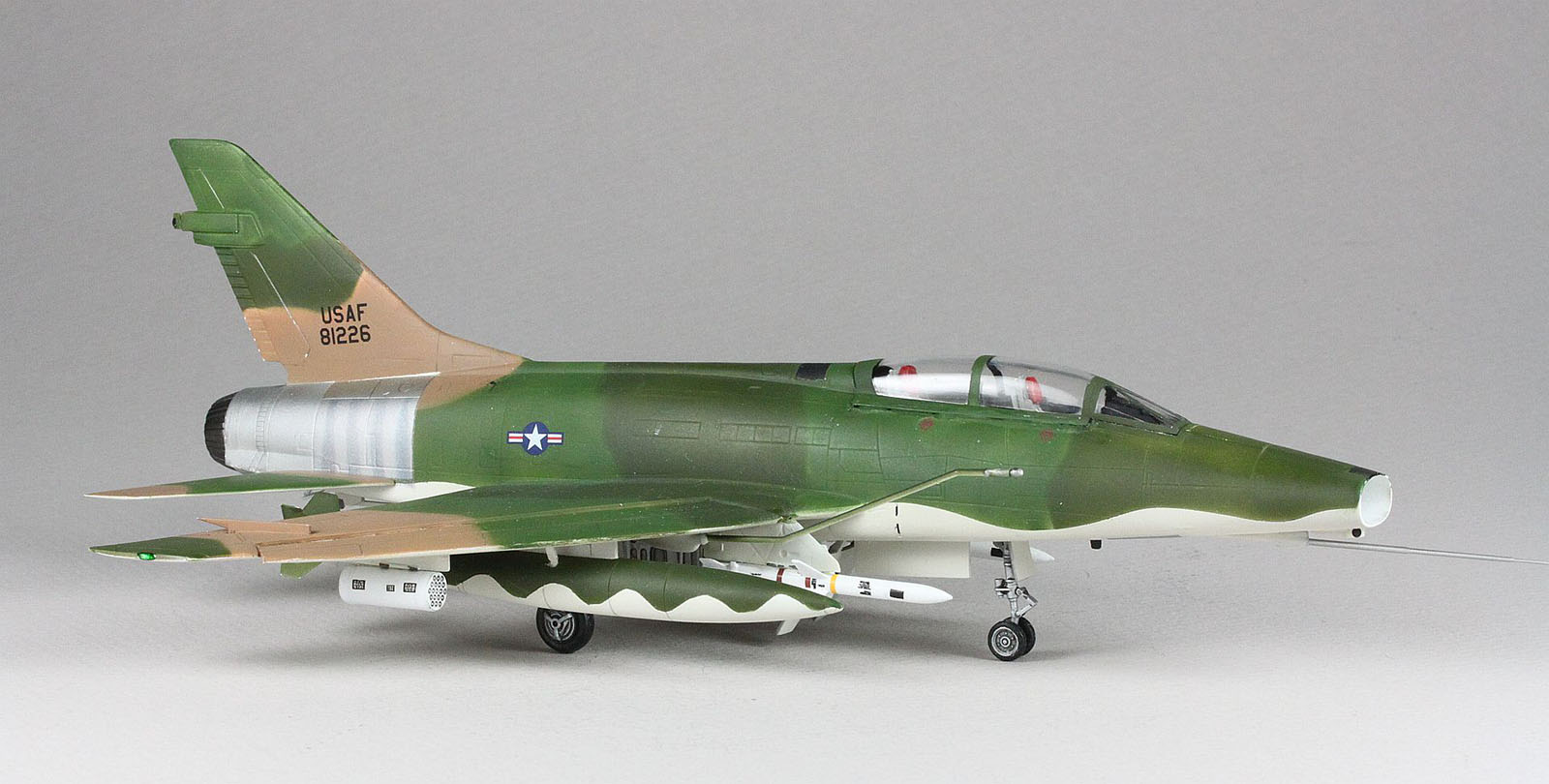AMT 8892 1/72 F-100F Wild Weasel Build Image 10