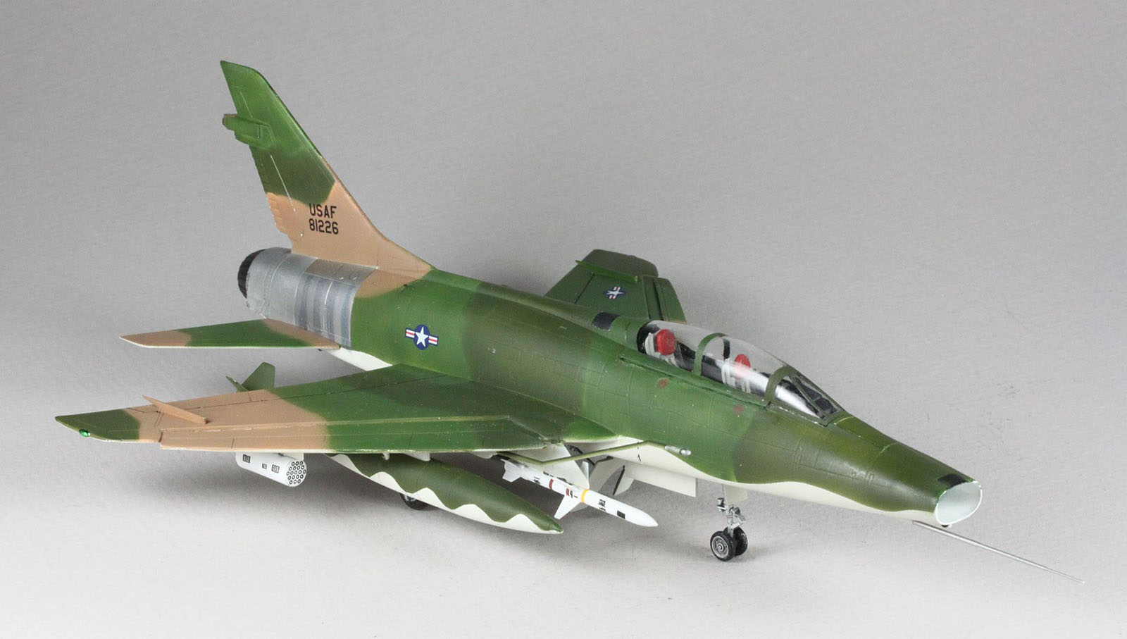 AMT 8892 1/72 F-100F Wild Weasel Build Image 13
