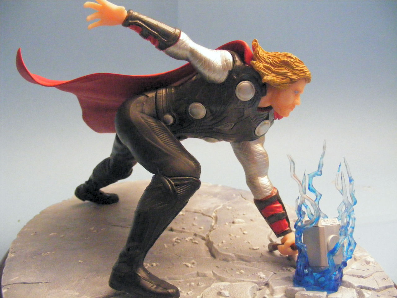 DML 38312 1/9 The Avengers - Thor Build Image 07