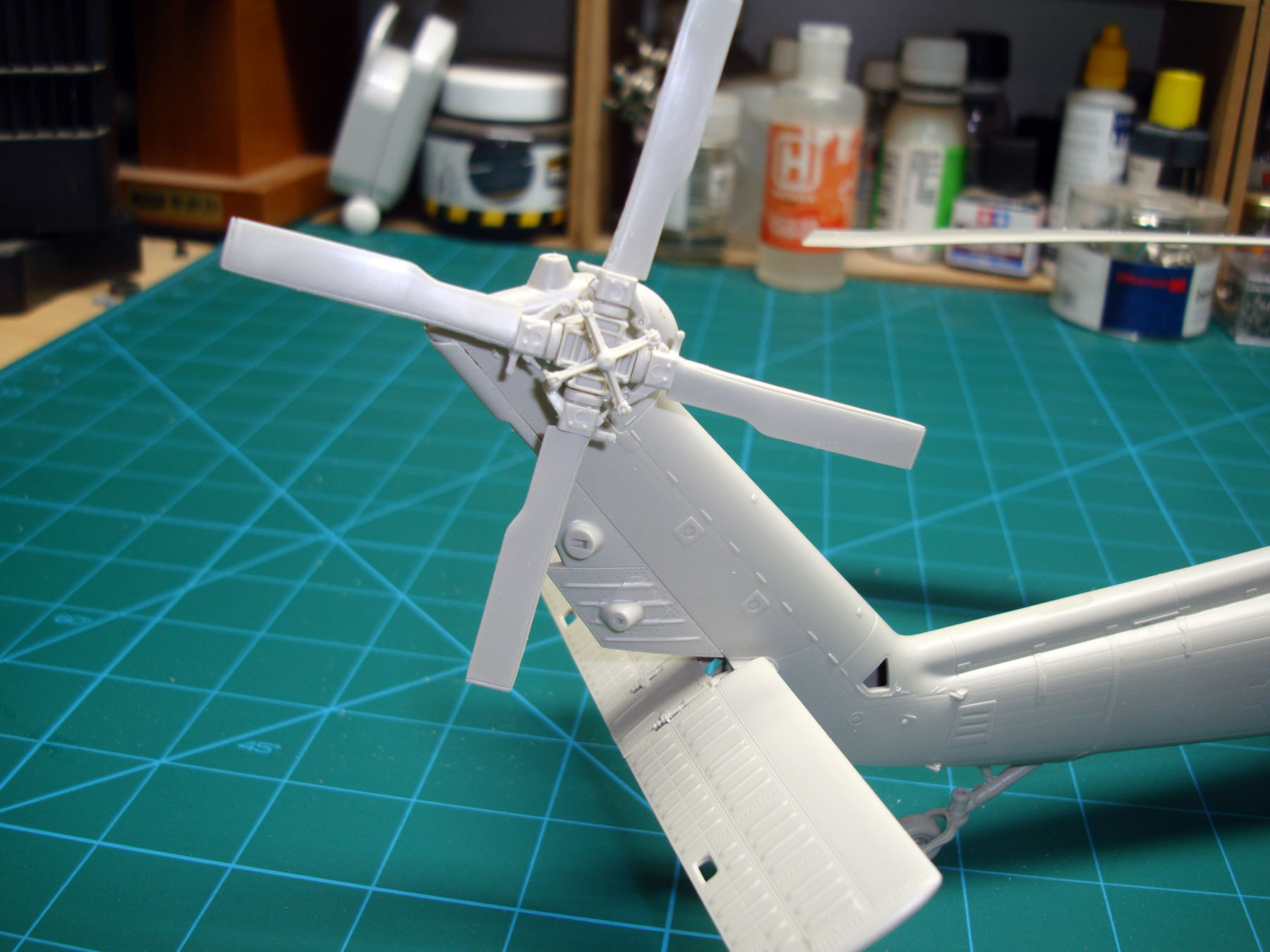 Kitty Hawk 50006 1/35 H-60 Blackhawk Build Review