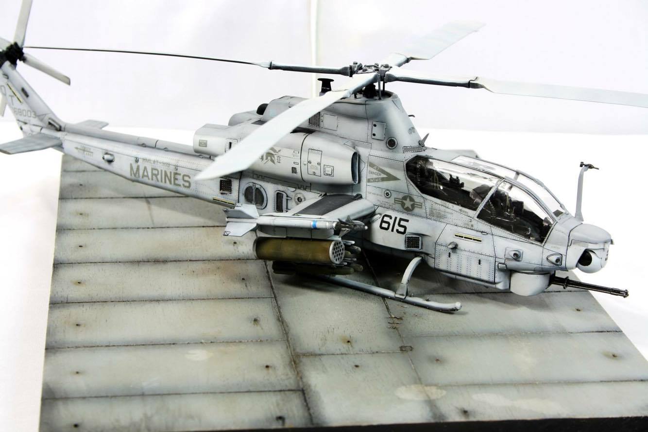 Kitty Hawk 80125 1/48 AH-1Z Viper Photo Feature