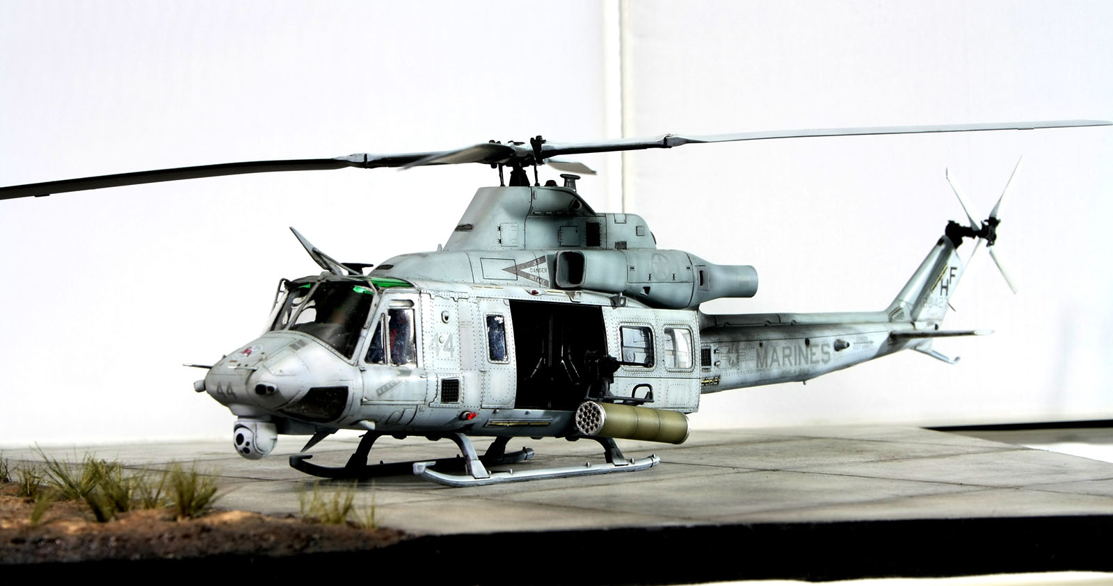Kitty Hawk 80124 1/48 UH-1Y Venom Photo Feature