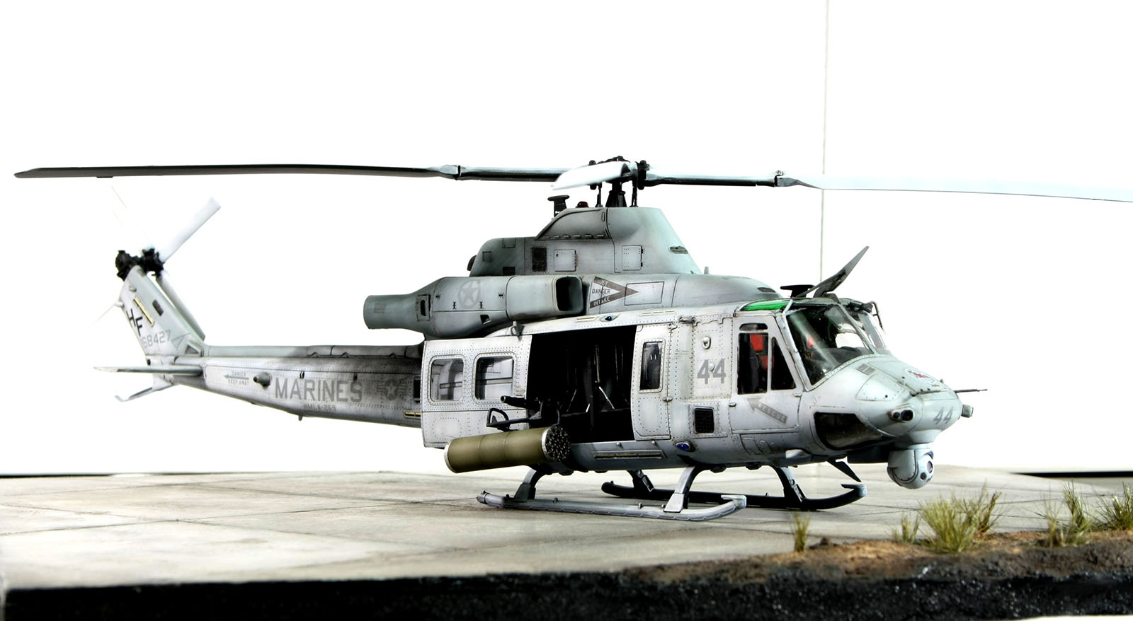 Kitty Hawk 80124 1/48 UH-1Y Venom Photo Feature
