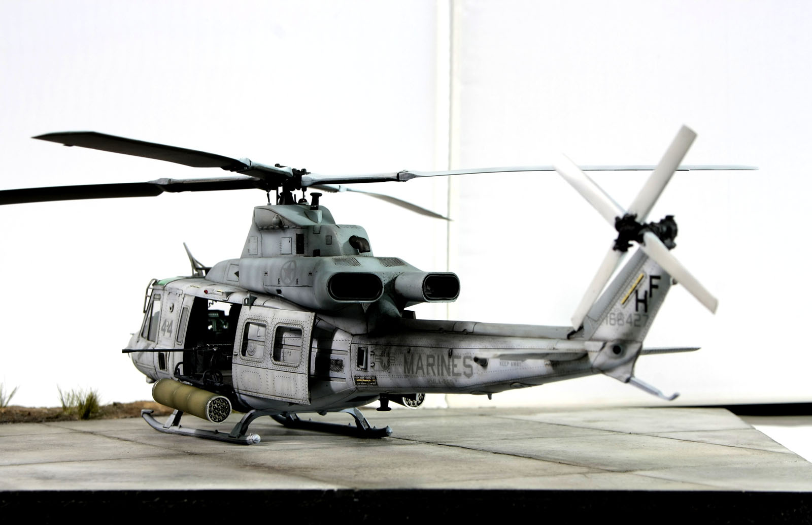 Kitty Hawk 80124 1/48 UH-1Y Venom Photo Feature