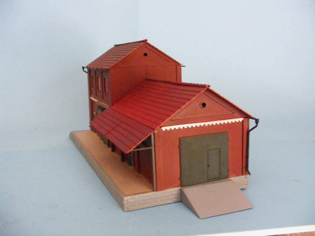 MiniArt 1/72 Service Station Build Image 12