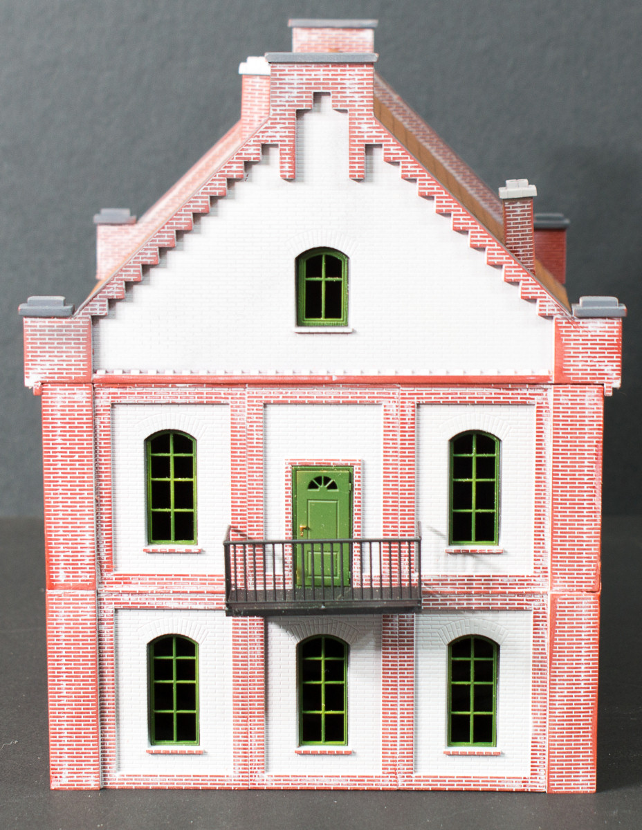 MiniArt 1/72 Building with Garage Build Image 01