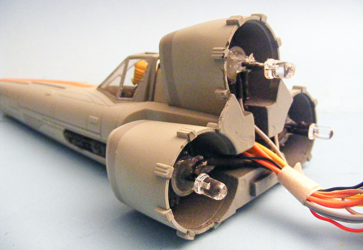 Moebius Models 0940 1/32 Colonial Viper Build Image 18