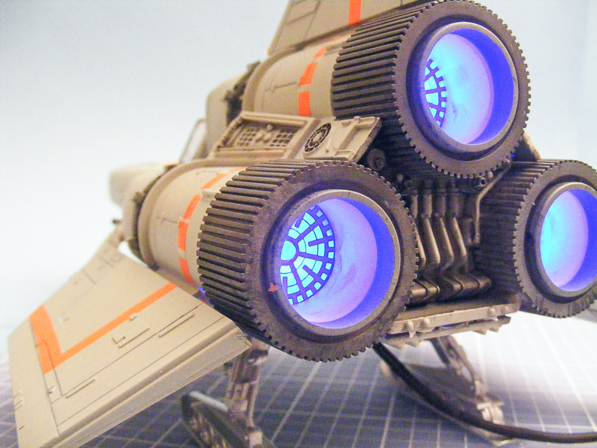 Moebius Models 0940 1/32 Colonial Viper Build Image 28