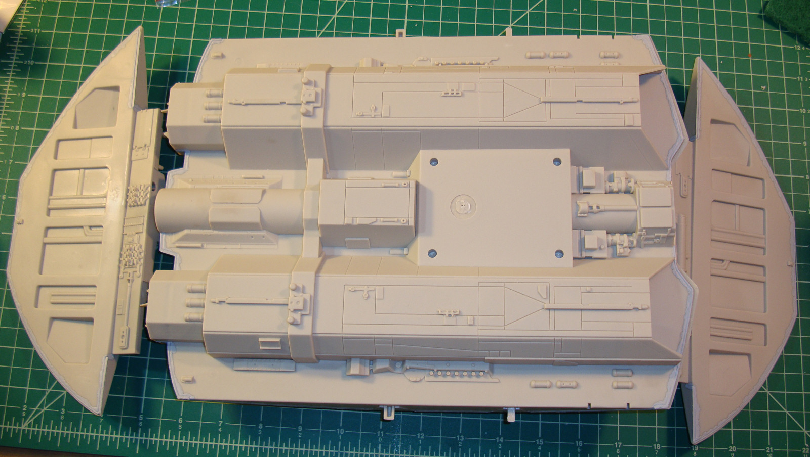 Moebius Models 0941 1/32 Cylon Raider Battlestar Galactica Build Image 01