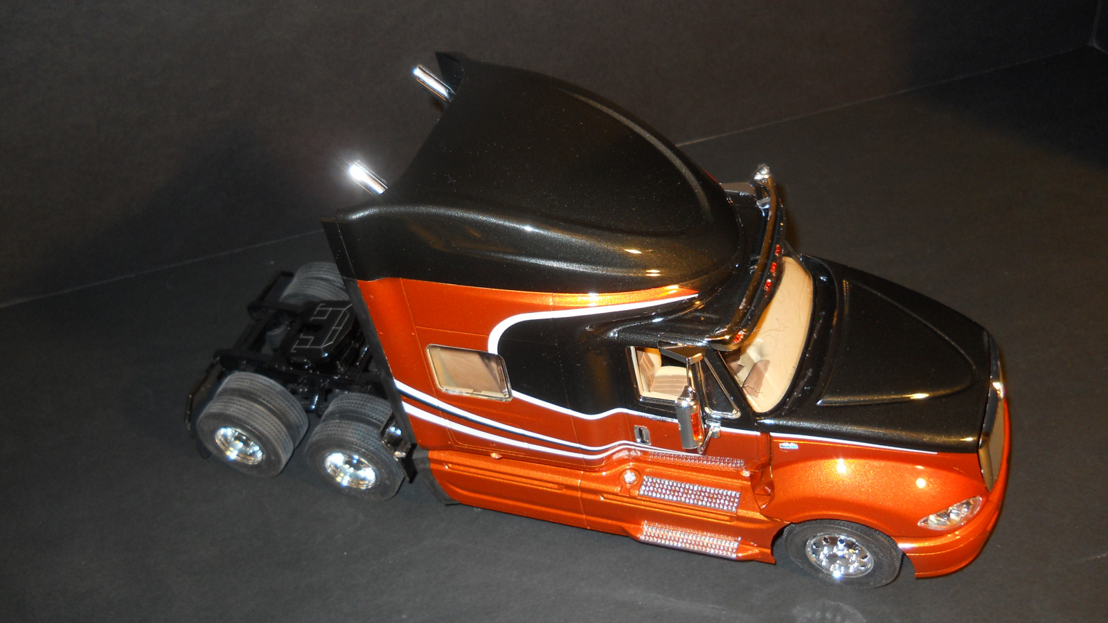 Moebius Models 1301 1/25 International Prostar Photo Feature Image 61