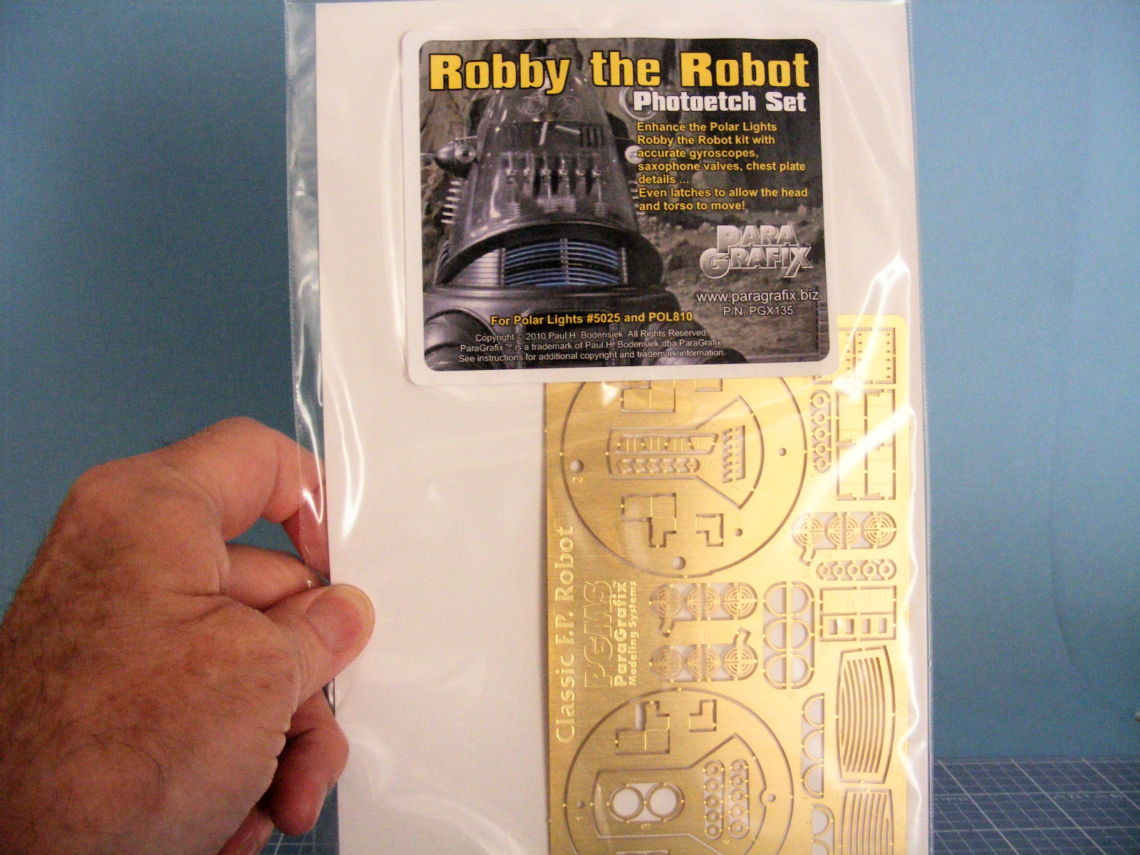 Polar Lights 0893 1/12 Robby the Robot Photo Feature Image 02