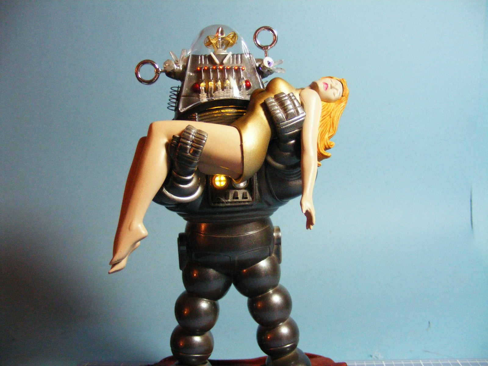 Polar Lights 0893 1/12 Robby the Robot Photo Feature Image 24