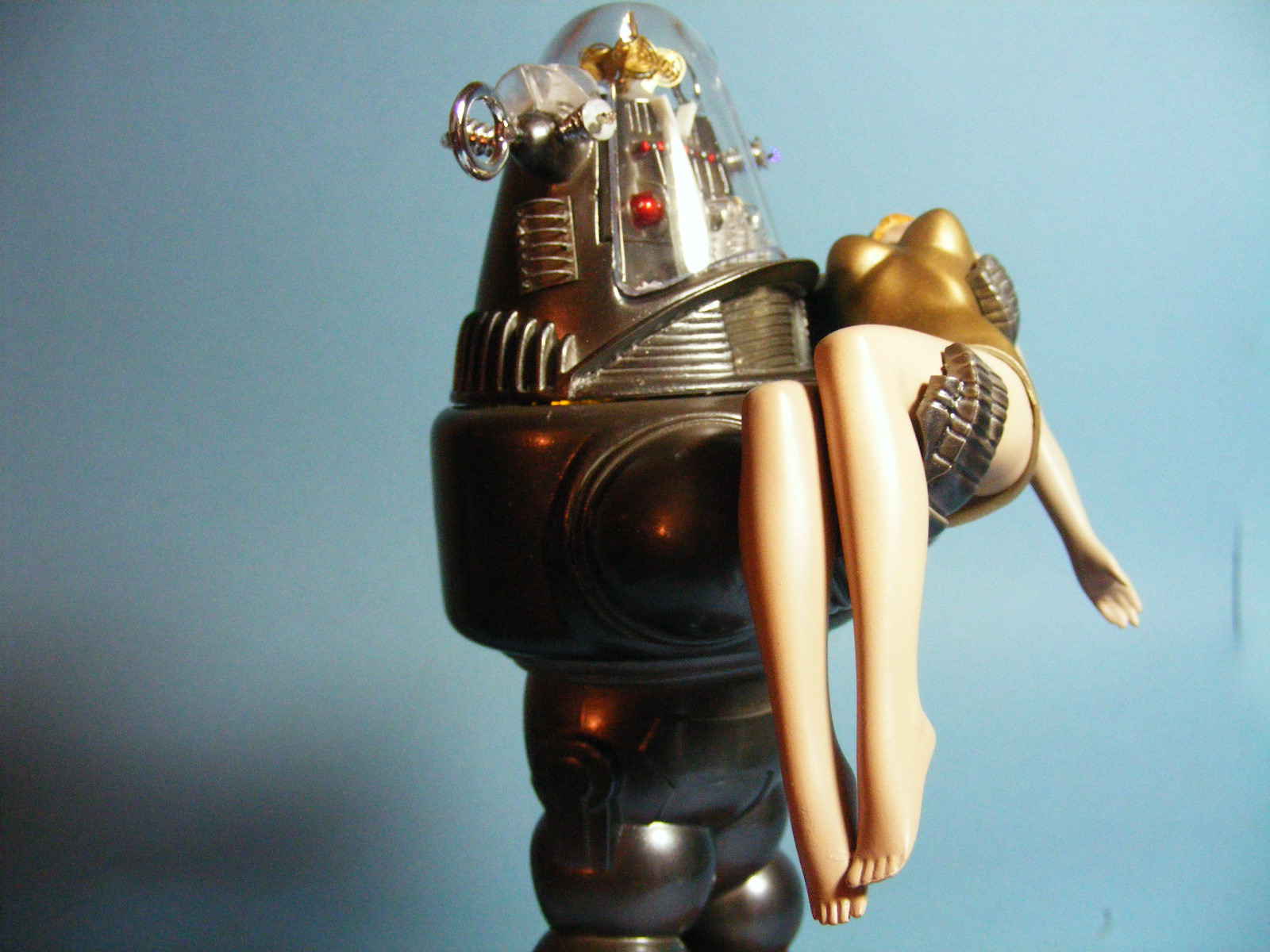Polar Lights 0893 1/12 Robby the Robot Photo Feature Image 26