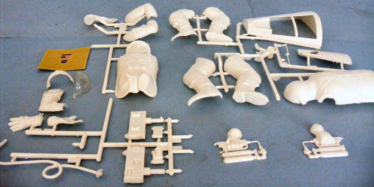 Revell H1841 1/12 Astronaut in Space Photo Feature Image 02