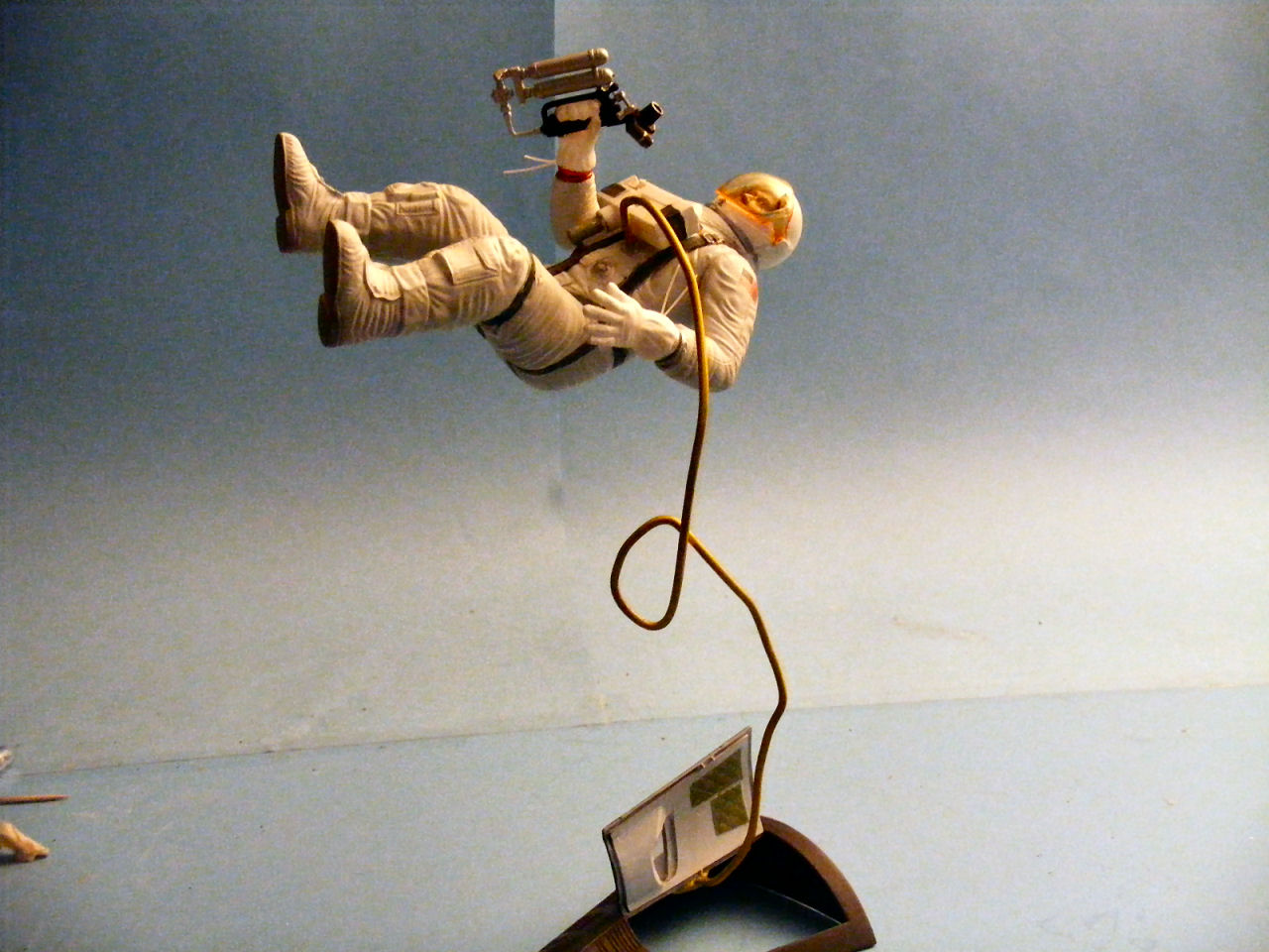 Revell H1841 1/12 Astronaut in Space Photo Feature Image 05