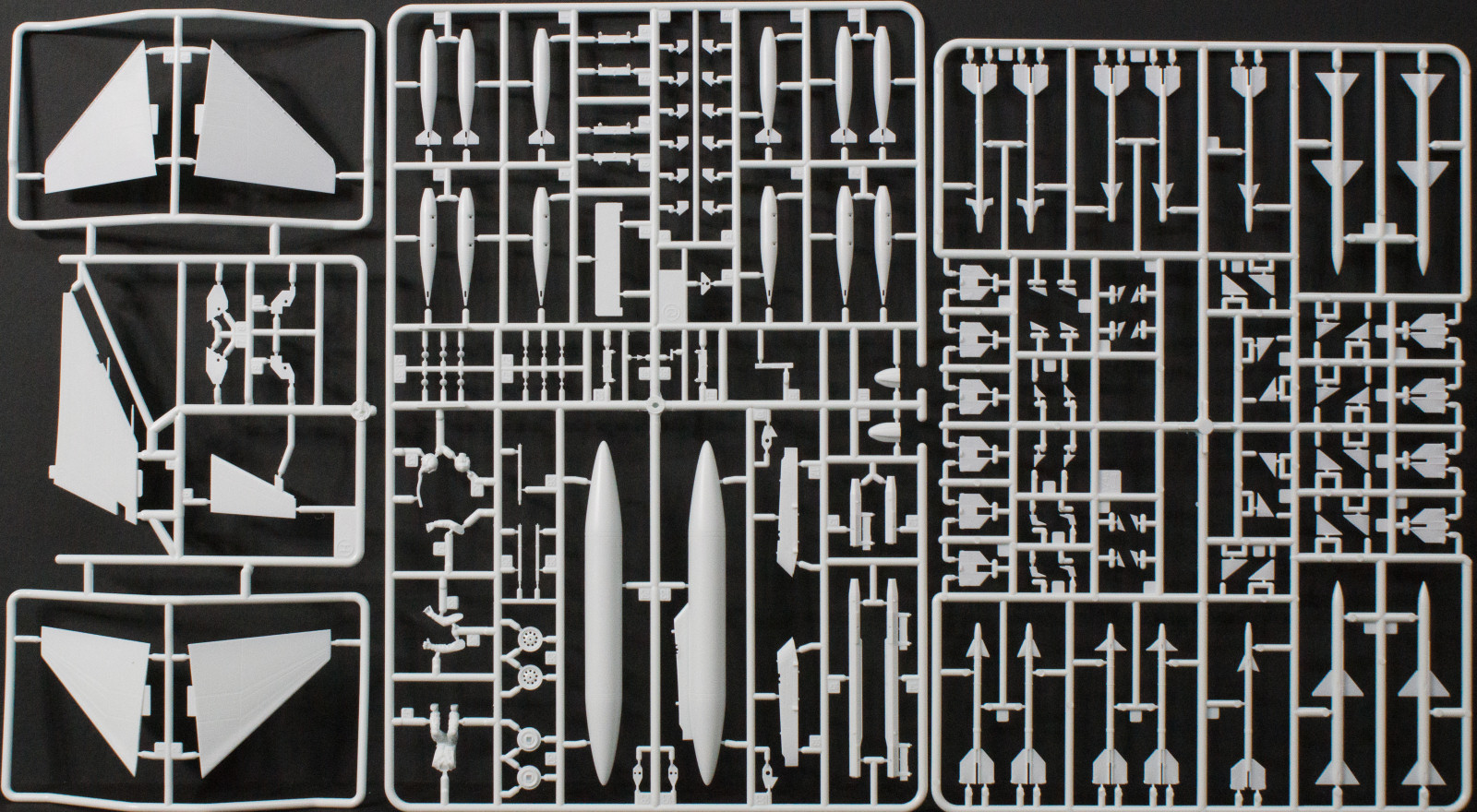 Academy 12305 1/48 F-4J Phantom II VF-84 Jolly Rogers Parts Image 04