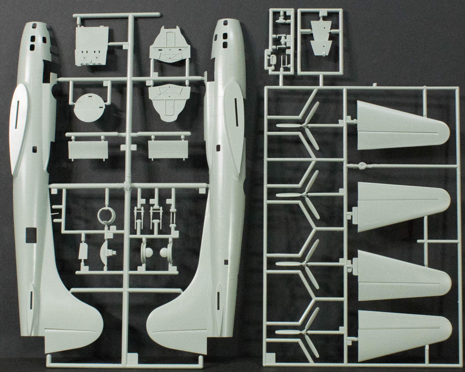 Academy 12533 1/72 B-17E Flying Fortress 'Pacific Theater' Parts Image 01