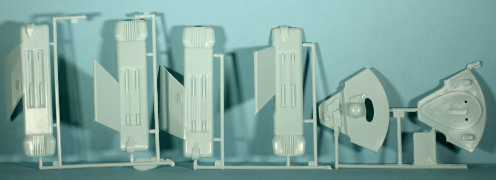 AMT 0720 1/650 Klingon Battlecruiser Parts Image 03