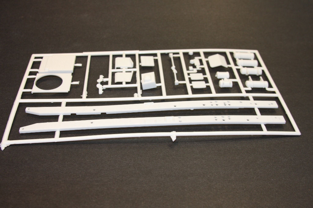 AMT 0724 1/25 White Western Star Parts Image 03