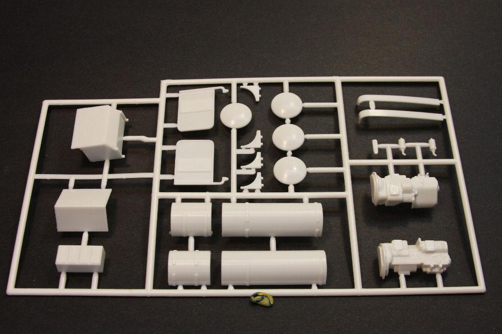AMT 0724 1/25 White Western Star Parts Image 12