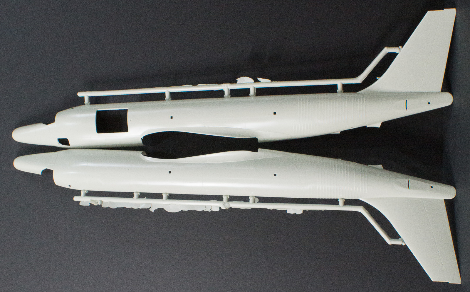 AMT 8956 1/72 RC-135V Strategic Recon Parts Image 01