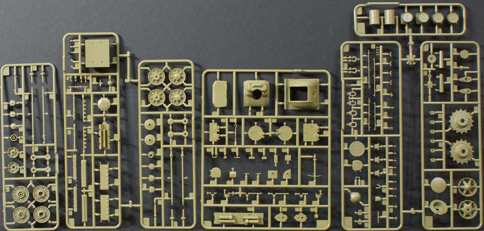 Bronco Models 35110 1/35 KV-85 Soviet Heavy Tank Image 03