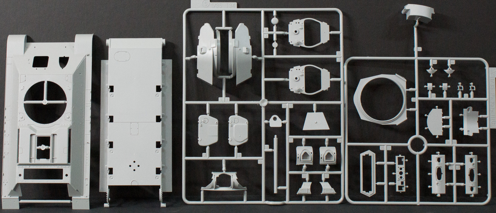 DML 6449 1/35 Pz.Kpfw.T34-747(r) Image 01