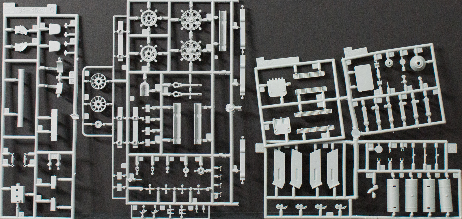 DML 6449 1/35 Pz.Kpfw.T34-747(r) Image 03