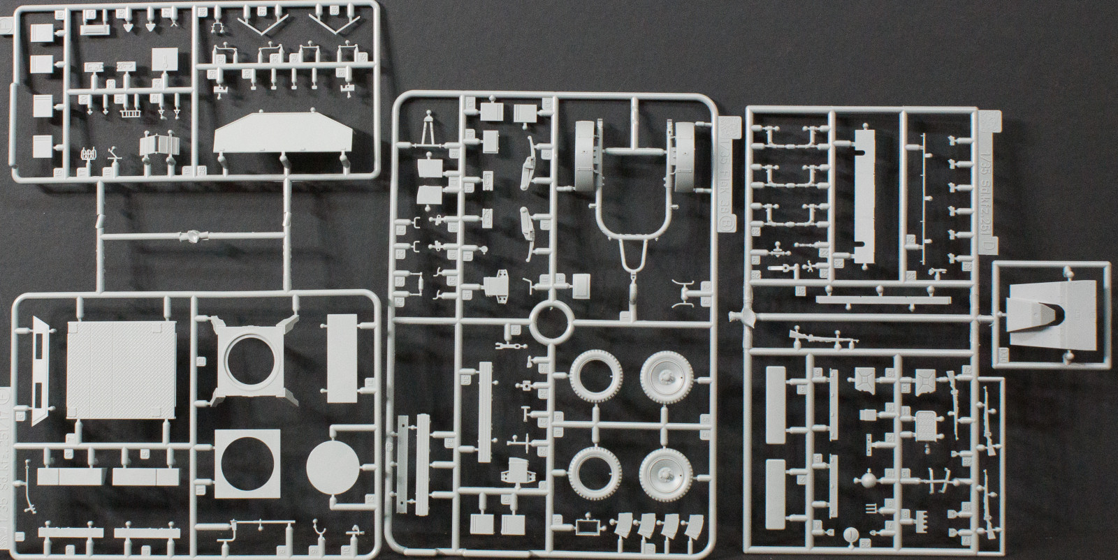 DML 6592 1/35 Sd.Kfz.251/17 Ausf.C Image 02