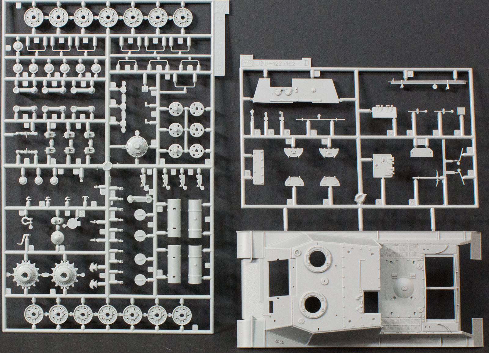 DML 6796 1/35 ISU-152-2 152mm BL-10 Cannon Parts Image 02