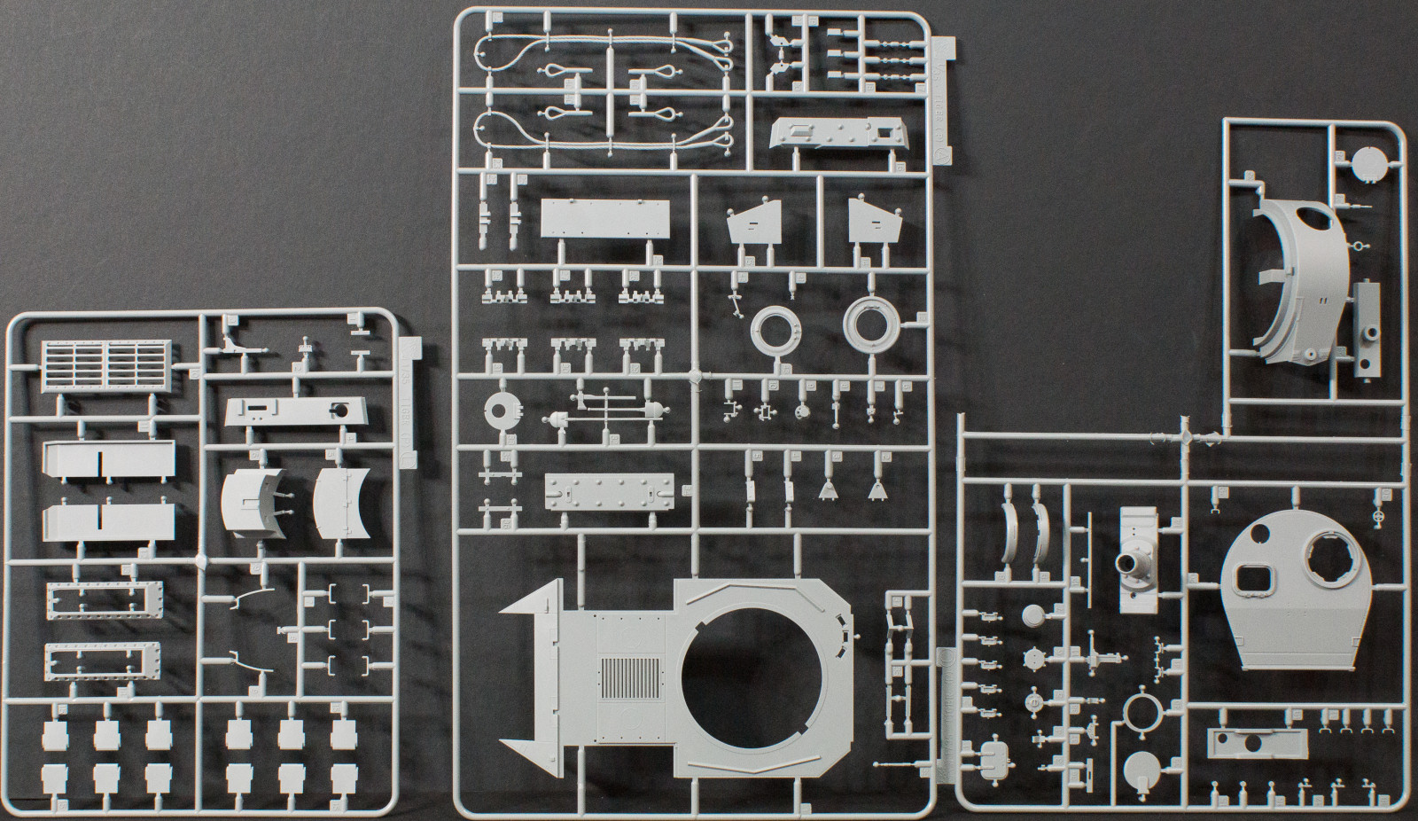 DML 6797 1/35 Sd.Kfz.181 Panzerkampfwagen VI (P) Parts Image 01