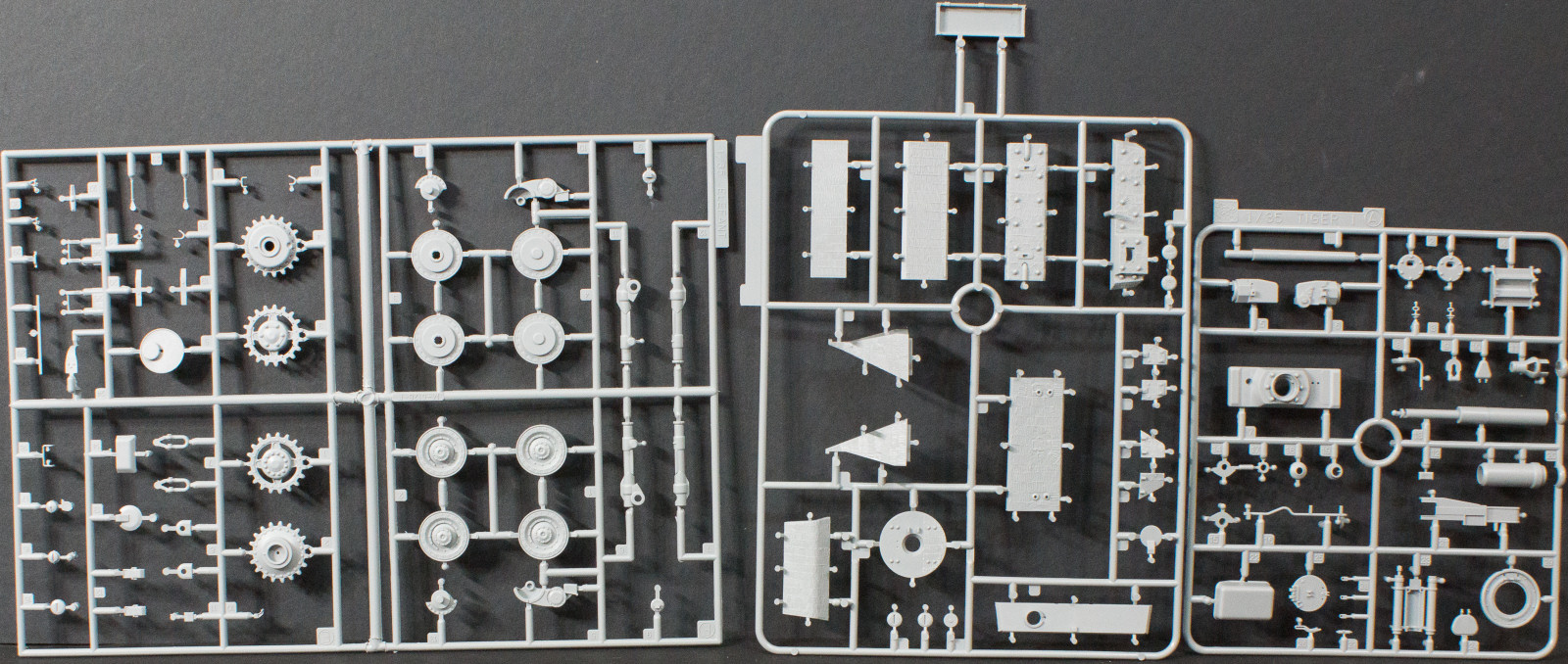 DML 6797 1/35 Sd.Kfz.181 Panzerkampfwagen VI (P) Parts Image 03