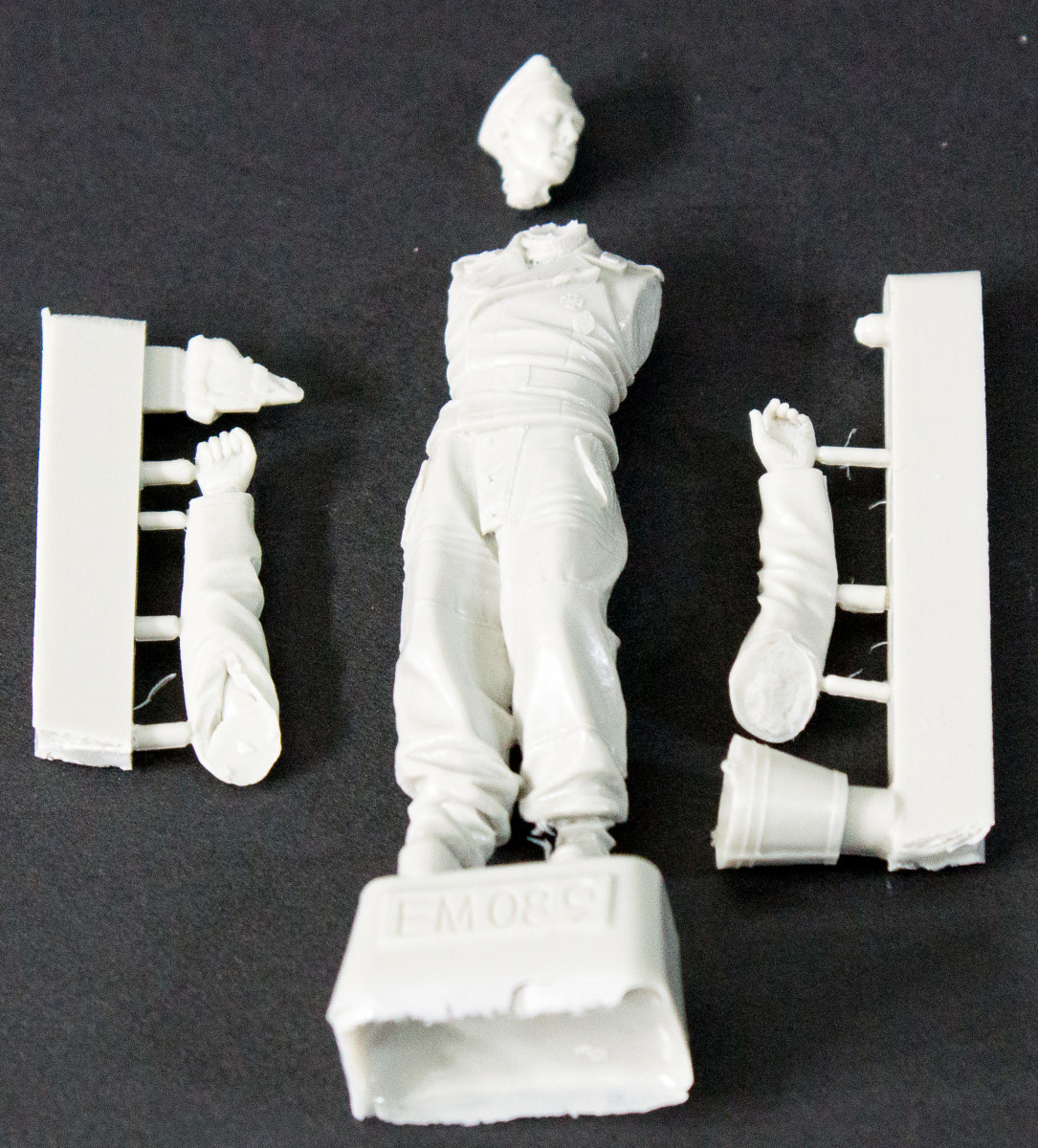 Evolution Miniatures 35089 1/35 SS Tankman (Winter Painting of Tank) Parts Image 01