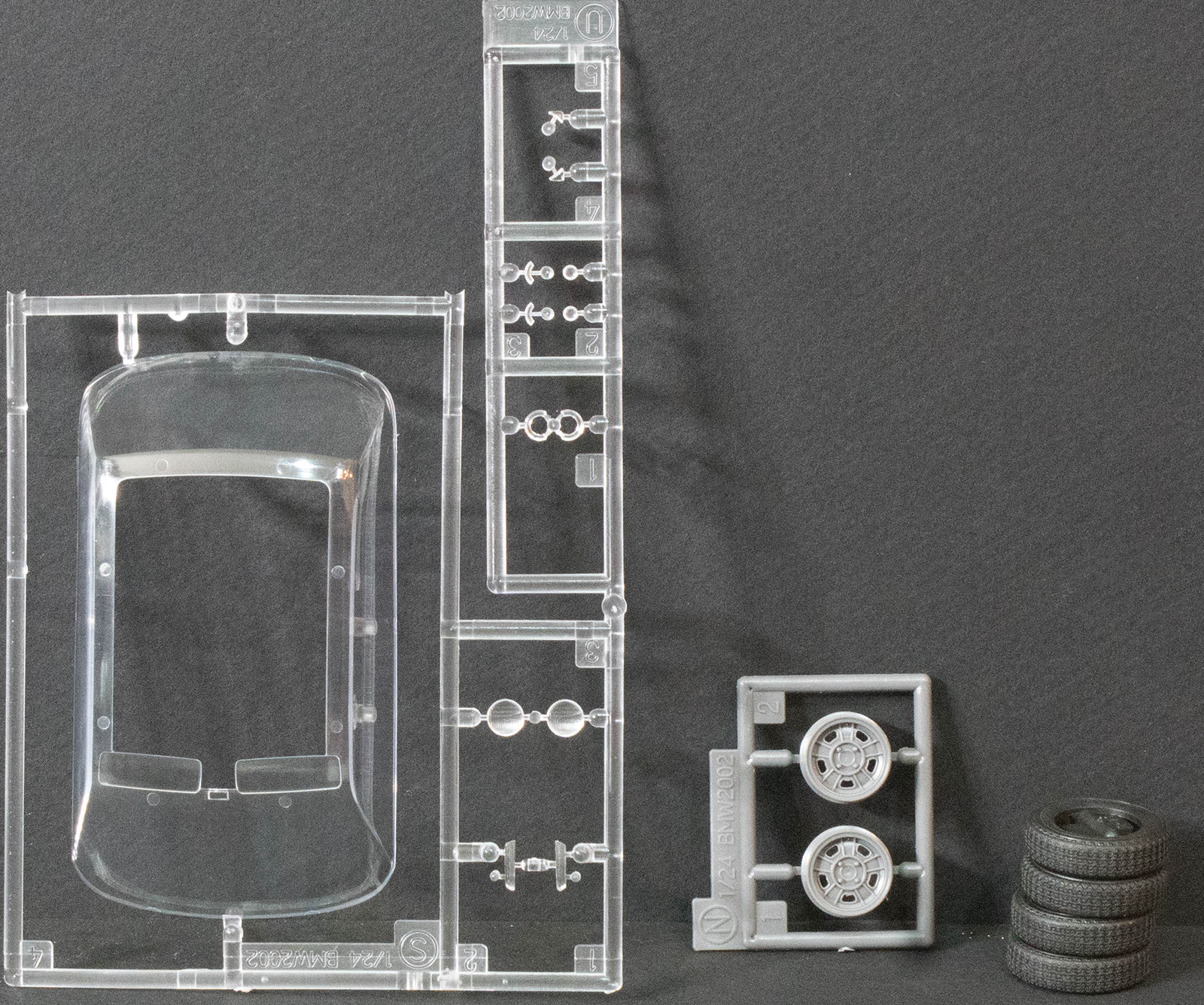 Hasegawa 21123 1/24 1971 BMW 2002 tii Kit First Look Image 04
