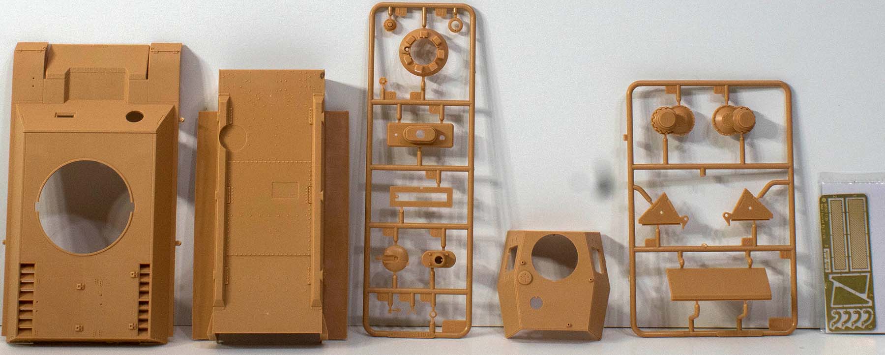 Hobby Boss 80150 1/35 German Pz.Kpfw.III/IV auf Einheitsfahrgestell Kit Image 01
