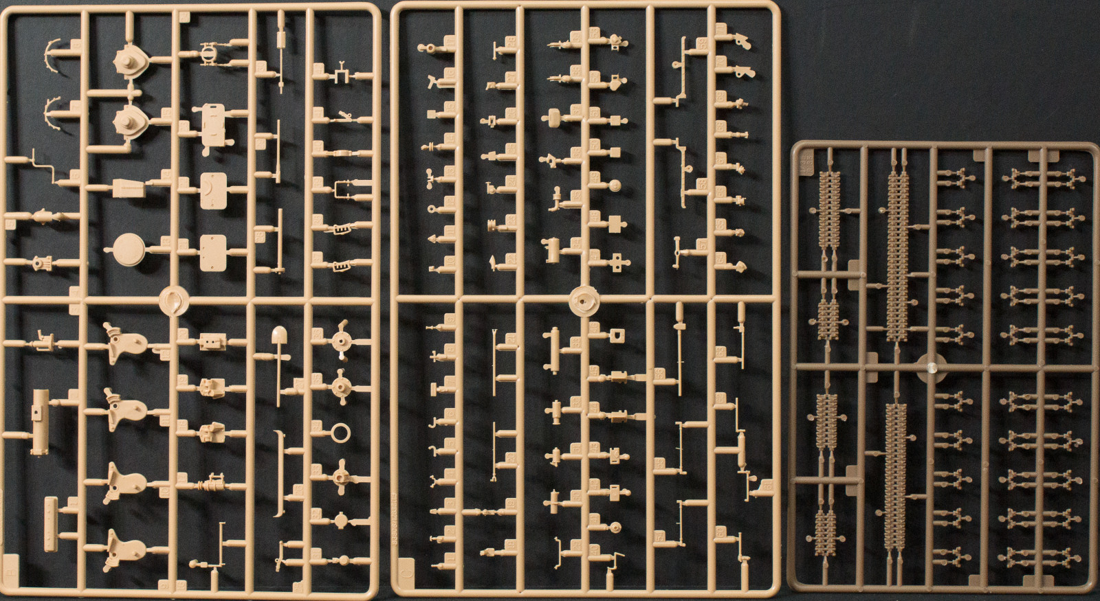 Hobby Boss 83806 1/35 French R35 Light Infantry Tank Kit Image 03