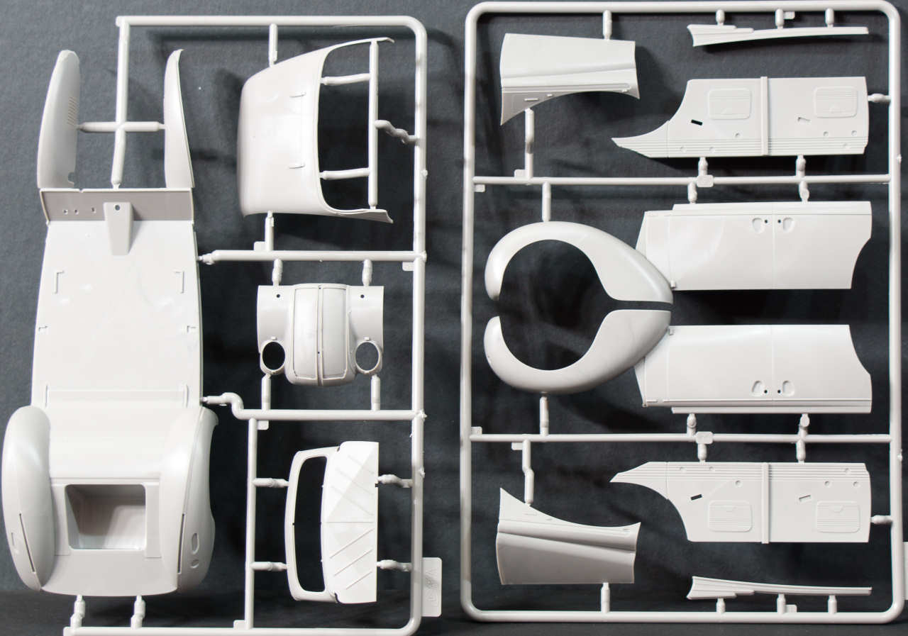 ICM 24021 1/24 Admiral Cabriolet Kit Image 01