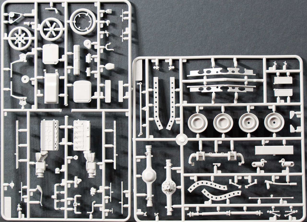 ICM 24021 1/24 Admiral Cabriolet Kit Image 03