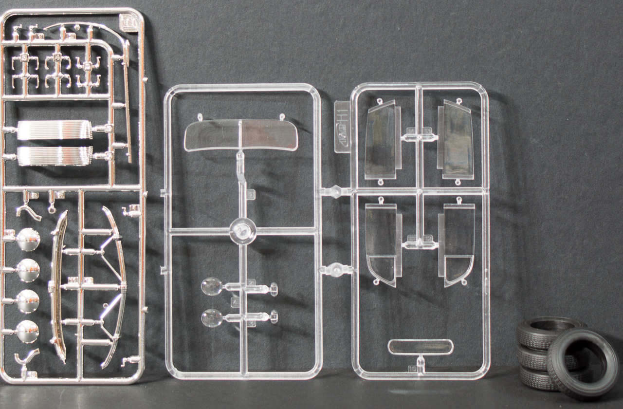 ICM 24021 1/24 Admiral Cabriolet Kit Image 04