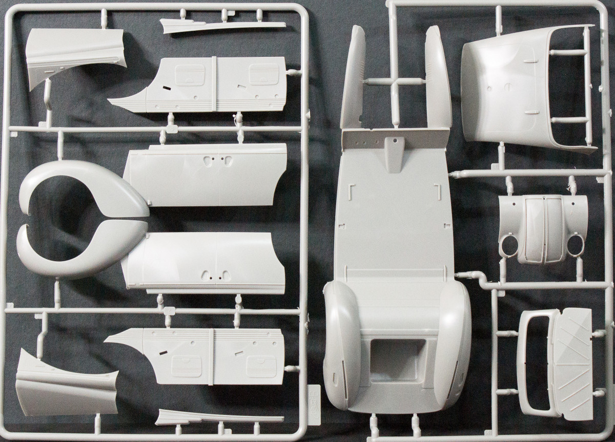 ICM 24022 1/24 Admiral Cabriolet with Raised Top Kit Image 01