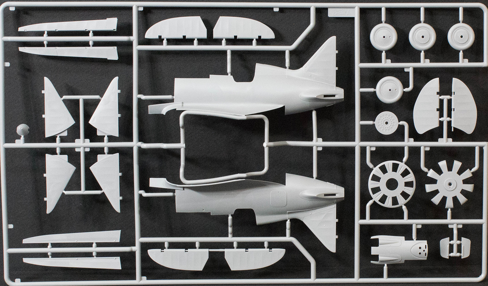 ICM 32001 1/32 I-16 Type 24 Kit Image 01