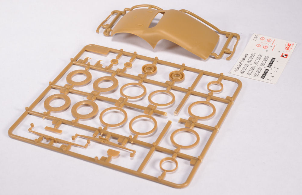 ICM 35472 1/35 Admiral Saloon Kit Image 01