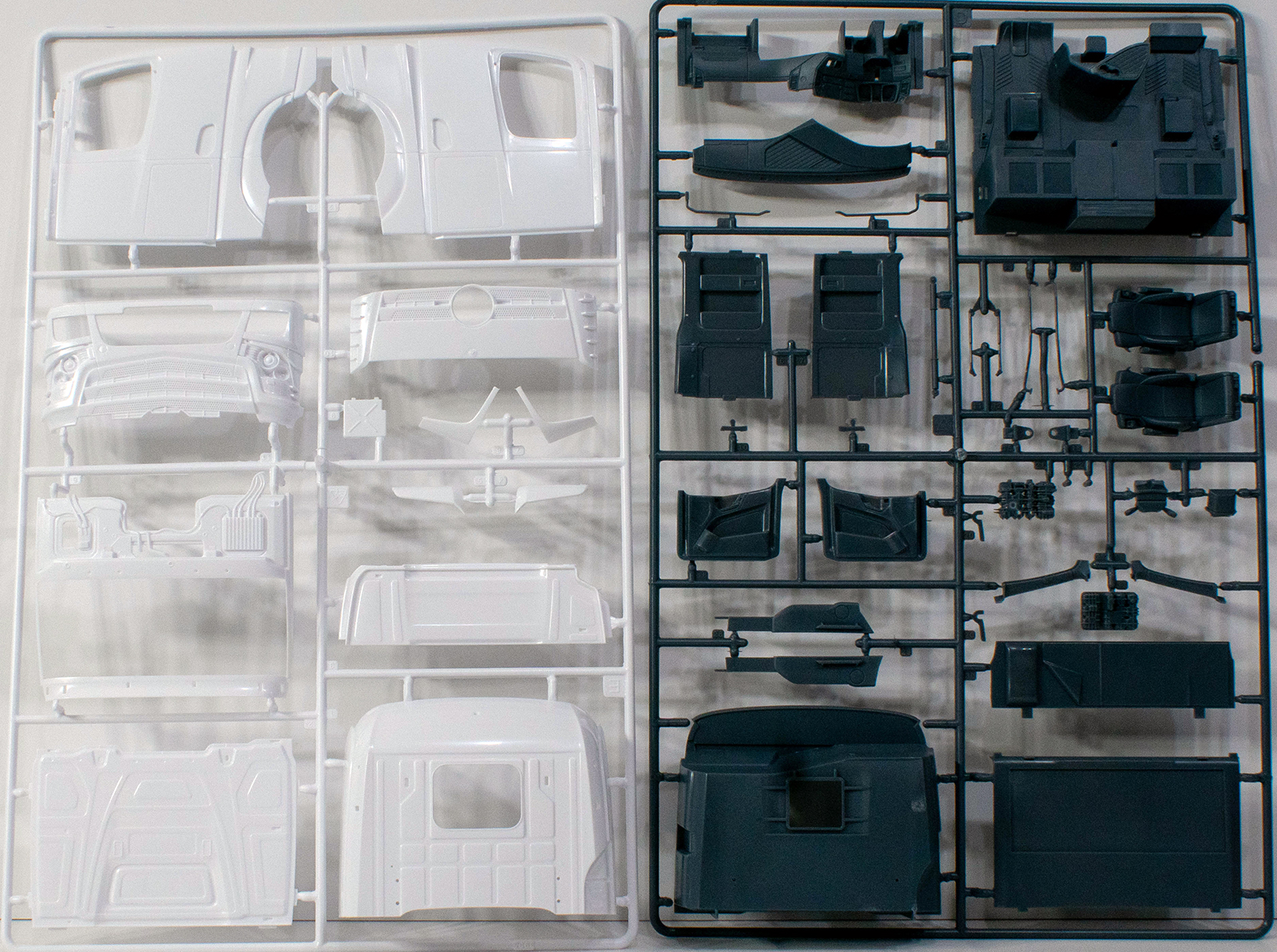 Italeri 3935 1/24 Mercedes Benz Actros MP4 Giga Space Showtruck Parts Image 01