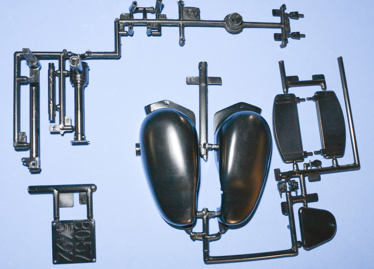 Italeri 4513 1/6 Moto Guzzi V850 California Parts Image 06
